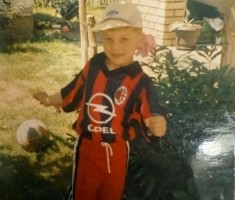 儿毛梦！约维奇转发伴侣儿时身穿米兰球衣照片