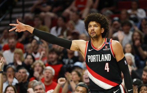 九游体育在线-场均2.5断但仅出战4场！美记：塞布尔正在与开拓者协商买断合同